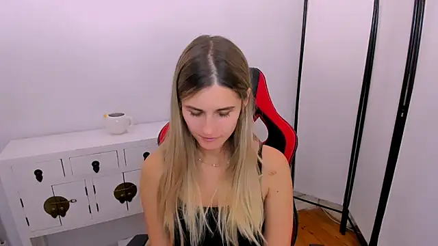 Snapshot of CatrinAmore chatting on October 2025 04:44:02 AM CatrinAmore online show from October 2025 04:44:02 AM