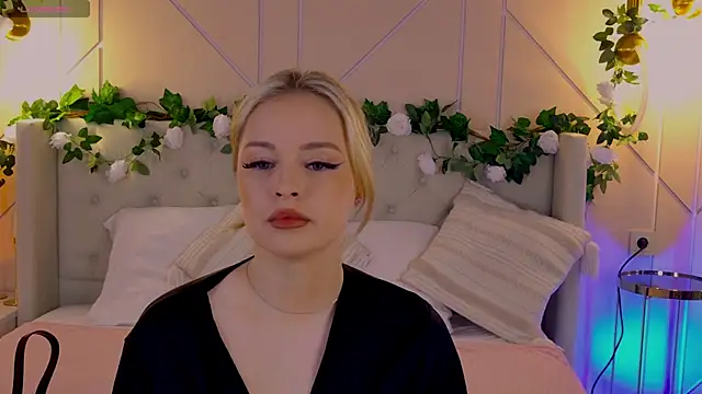 Snapshot of EllyLinn chatting on April 2026 04:42:02 PM EllyLinn online show from April 2026 04:42:02 PM