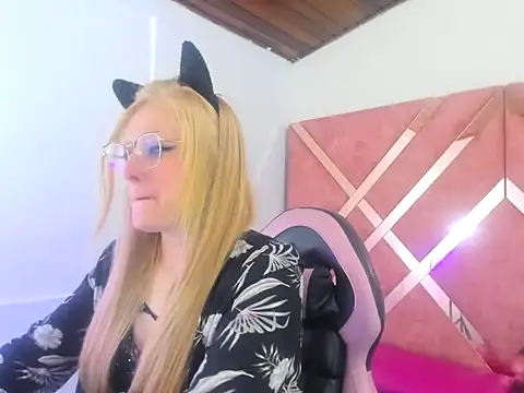 Snapshot of AliceCat_01 chatting on September 2025 04:06:01 AM AliceCat 01 online show from September 2025 04:06:01 AM