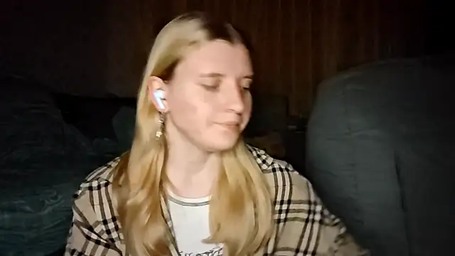 Snapshot of LynteriLain chatting on October 2025 08:18:01 PM LynteriLain online show from October 2025 08:18:01 PM