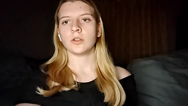 Snapshot of LynteriLain chatting on October 2025 08:53:02 PM LynteriLain online show from October 2025 08:53:02 PM