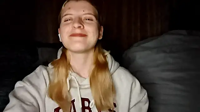 Snapshot of LynteriLain chatting on October 2025 08:20:01 PM LynteriLain online show from October 2025 08:20:01 PM