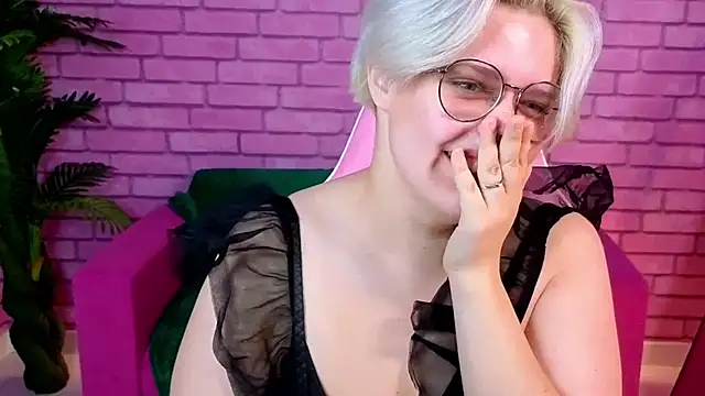 Snapshot of DominiqueSweetie chatting on October 2025 09:21:01 AM DominiqueSweetie online show from October 2025 09:21:01 AM