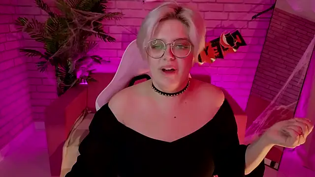 Snapshot of DominiqueSweetie chatting on October 2025 12:06:02 PM DominiqueSweetie online show from October 2025 12:06:02 PM