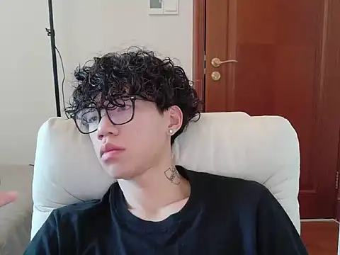 Snapshot of hangzi-0011 chatting on October 2025 10:21:01 AM hangzi-0011 online show from October 2025 10:21:01 AM