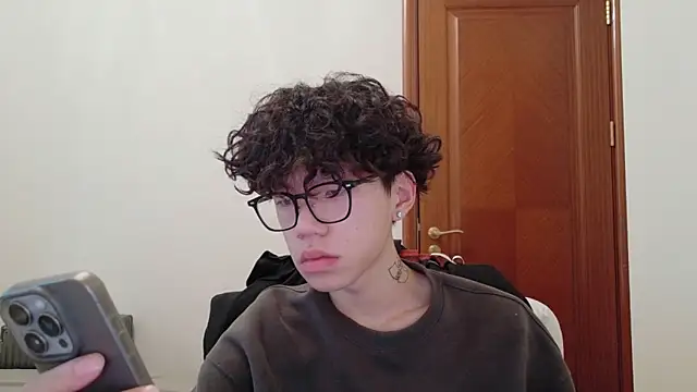 Snapshot of hangzi-0011 chatting on October 2025 10:24:01 AM hangzi-0011 online show from October 2025 10:24:01 AM