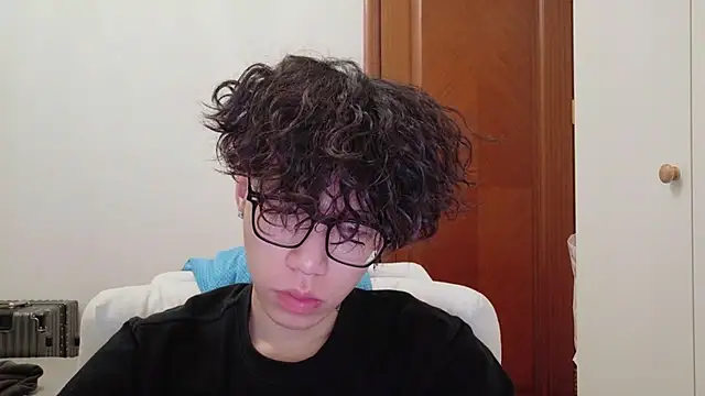 Snapshot of hangzi-0011 chatting on October 2025 11:42:02 AM hangzi-0011 online show from October 2025 11:42:02 AM