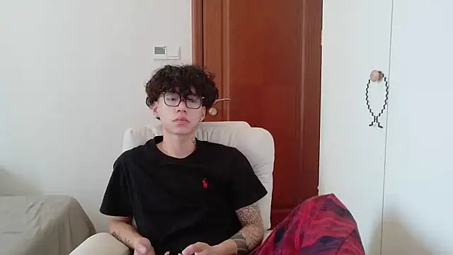 Snapshot of hangzi-0011 chatting on October 2025 07:41:01 AM hangzi-0011 online show from October 2025 07:41:01 AM