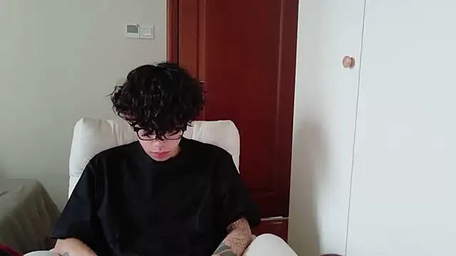 Snapshot of hangzi-0011 chatting on October 2025 06:03:01 AM hangzi-0011 online show from October 2025 06:03:01 AM