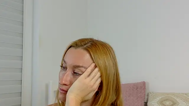 Snapshot of MysticRoxanne chatting on October 2025 04:59:02 PM MysticRoxanne online show from October 2025 04:59:02 PM