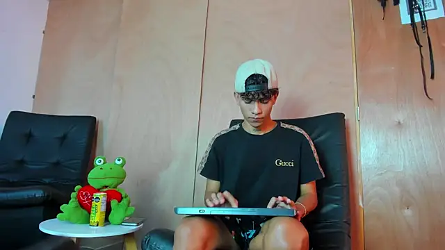 Snapshot of milo_crave chatting on October 2025 08:39:01 PM milo crave online show from October 2025 08:39:01 PM