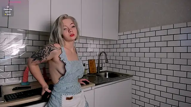 Snapshot of MelinMonro chatting on November 2025 03:18:02 AM MelinMonro online show from November 2025 03:18:02 AM