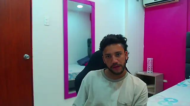 Snapshot of Juan_FelipeX01 chatting on October 2025 03:20:02 PM Juan FelipeX01 online show from October 2025 03:20:02 PM
