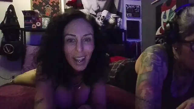 inkdhollow1 online show from December 2025 06:42:02 AM