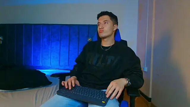 EthanConnor  online show from October 2025 12:25:02 PM