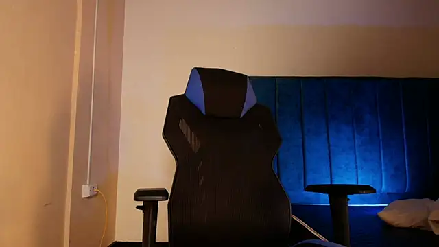 EthanConnor  online show from October 2025 12:13:02 PM