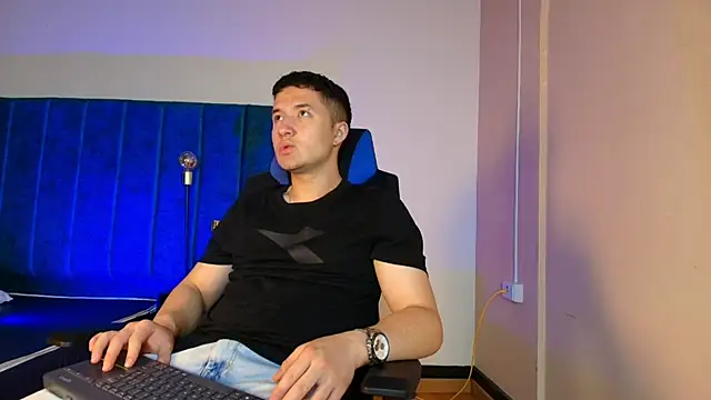 EthanConnor  online show from October 2025 12:28:01 PM