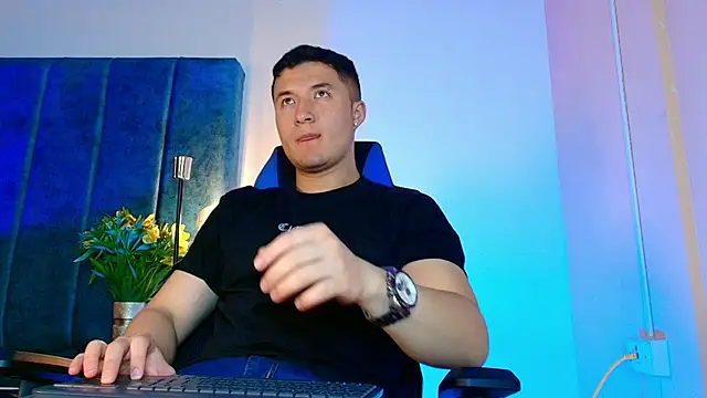 EthanConnor  online show from October 2025 12:31:01 PM