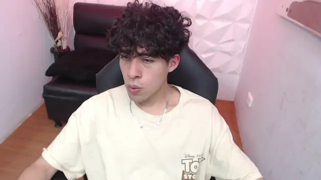 Snapshot of Liil_boy chatting on October 2025 03:52:02 AM Liil boy online show from October 2025 03:52:02 AM