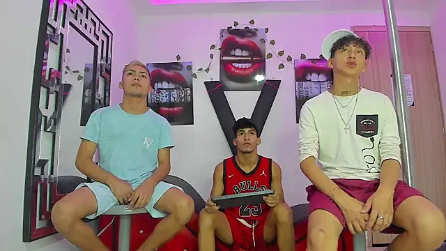 Snapshot of VERY_HOT_GUYS chatting on October 2025 01:33:02 AM VERY HOT GUYS online show from October 2025 01:33:02 AM