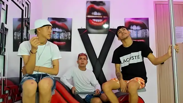 Snapshot of VERY_HOT_GUYS chatting on October 2025 01:17:01 AM VERY HOT GUYS online show from October 2025 01:17:01 AM