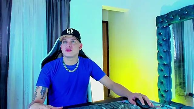 Snapshot of daddys_insanee chatting on November 2025 12:04:01 PM daddys insanee online show from November 2025 12:04:01 PM