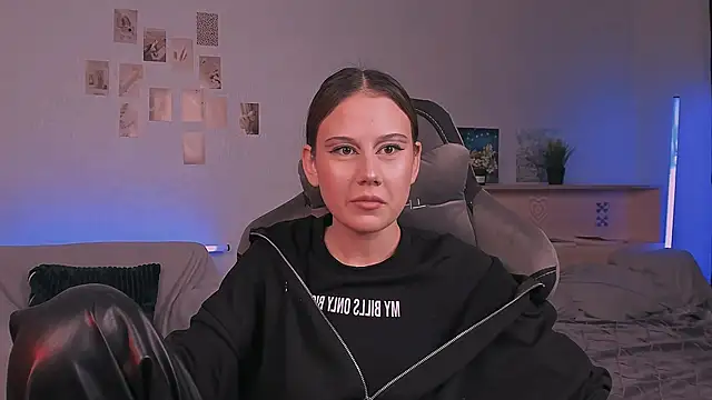 Snapshot of adelle046 chatting on October 2025 02:06:02 PM adelle046 online show from October 2025 02:06:02 PM