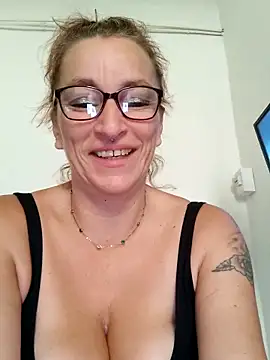 Snapshot of Fifi83Bell chatting on October 2025 08:46:01 AM Fifi83Bell online show from October 2025 08:46:01 AM