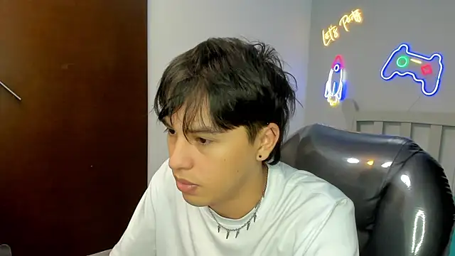 Snapshot of StiwenTwink chatting on November 2025 12:37:02 PM StiwenTwink online show from November 2025 12:37:02 PM