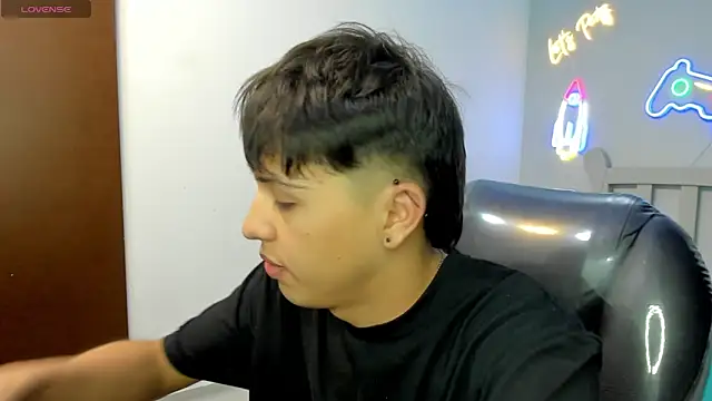 Snapshot of StiwenTwink chatting on November 2025 02:17:01 PM StiwenTwink online show from November 2025 02:17:01 PM