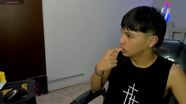 Snapshot of StiwenTwink chatting on November 2025 06:29:01 PM StiwenTwink online show from November 2025 06:29:01 PM