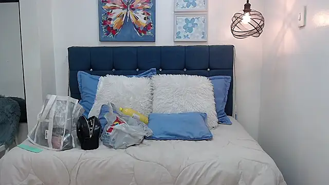 Antonella  b online show from October 2025 01:44:01 PM