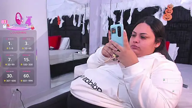 Snapshot of MayaCurvy chatting on October 2025 04:35:02 AM MayaCurvy online show from October 2025 04:35:02 AM