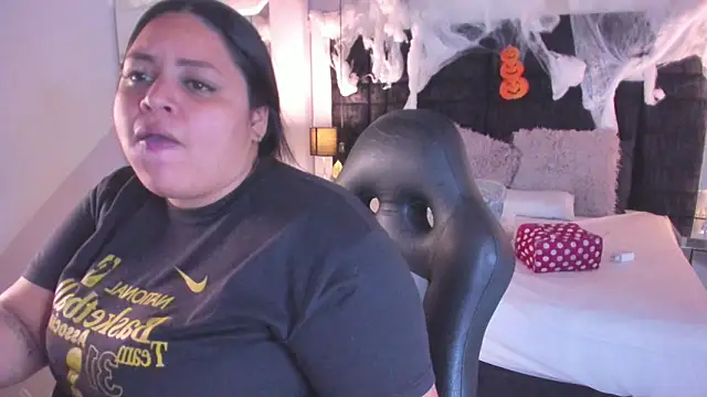 Snapshot of MayaCurvy chatting on November 2025 04:15:02 AM MayaCurvy online show from November 2025 04:15:02 AM