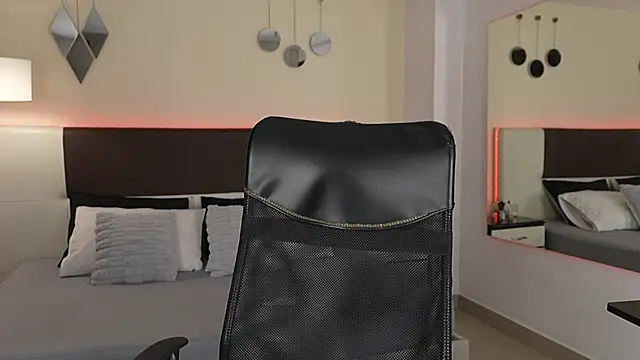 Snapshot of DanteeStone chatting on October 2025 08:27:02 PM DanteeStone online show from October 2025 08:27:02 PM