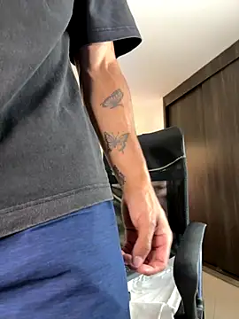 Snapshot of DanteeStone chatting on October 2025 03:43:01 PM DanteeStone online show from October 2025 03:43:01 PM