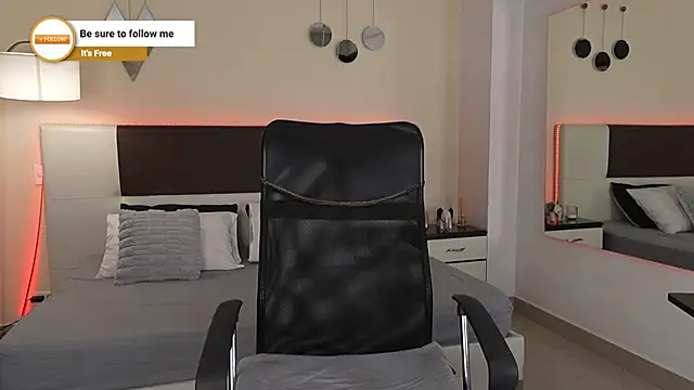 Snapshot of DanteeStone chatting on October 2025 08:33:01 PM DanteeStone online show from October 2025 08:33:01 PM