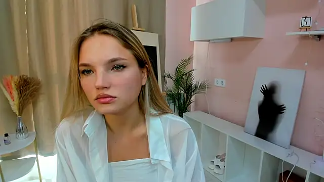 Snapshot of JulieLupo chatting on October 2025 06:11:01 AM JulieLupo online show from October 2025 06:11:01 AM