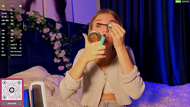 Snapshot of JulieLupo chatting on October 2025 06:06:02 AM JulieLupo online show from October 2025 06:06:02 AM