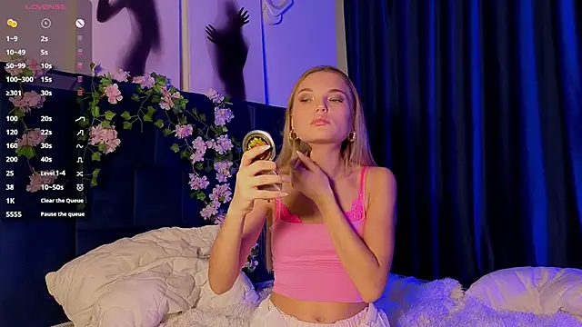 Snapshot of JulieLupo chatting on October 2025 06:15:02 AM JulieLupo online show from October 2025 06:15:02 AM