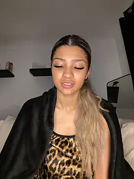 Honeyyyxo online show from November 2025 04:29:02 PM