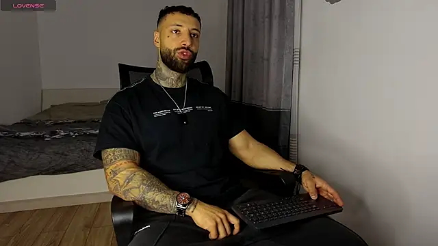 MasculineGuy99 online show from October 2025 04:38:01 AM