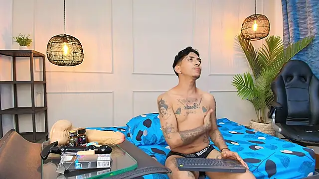 fkenneth macias online show from October 2025 04:00:02 AM