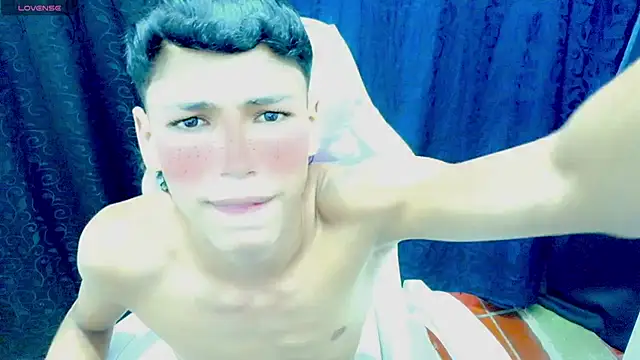 Snapshot of Im_david02 chatting on November 2025 09:39:02 PM Im david02 online show from November 2025 09:39:02 PM