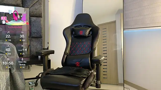 johnjaguar1  online show from October 2025 01:09:01 PM