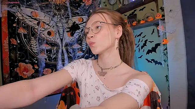 lyra thenymph online show from October 2025 02:12:01 PM