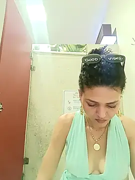 Snapshot of Larissinhamm chatting on November 2025 11:03:01 PM Larissinhamm online show from November 2025 11:03:01 PM