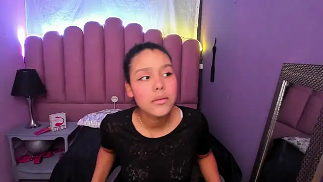 Snapshot of AriaVega chatting on November 2025 11:43:02 AM AriaVega online show from November 2025 11:43:02 AM