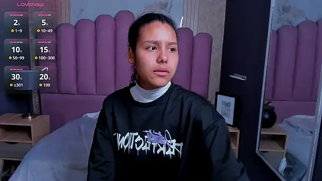 AriaVega online show from December 2025 12:44:02 PM