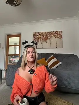 MimiMaee online show from October 2025 01:01:01 PM